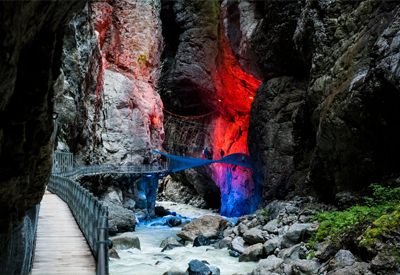 EXTÉRIEUR – gorges du glacier
Des parois rocheuses d’une hauteur de 300 mètres